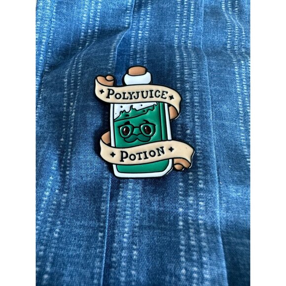 POLYJUICE POTION Potion Harry Potter Enamel Lapel Pin NEW - Picture 1 of 3